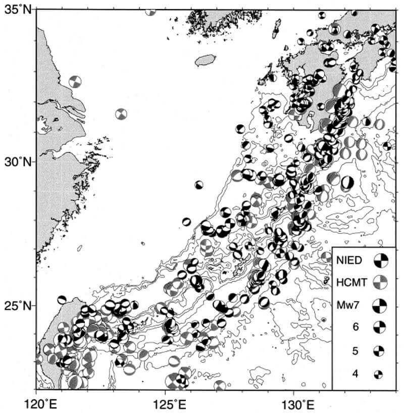 【図-5】琉球諸島周辺の地震の発生機構（Kubo & Fukuyama（2003）より）